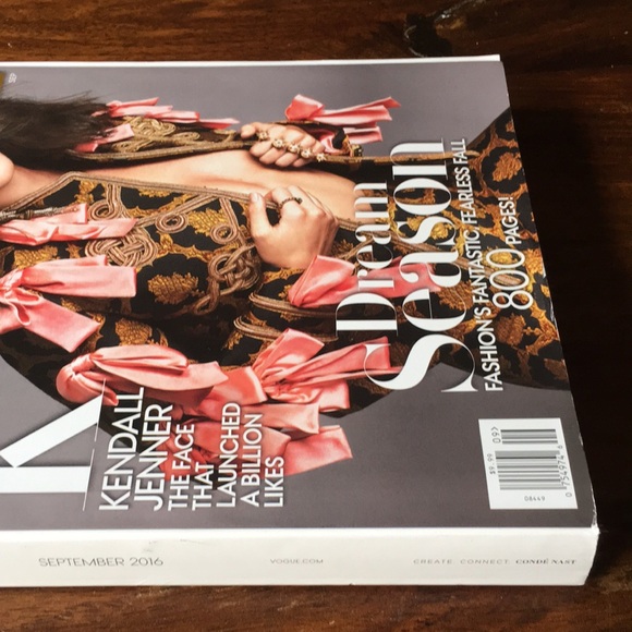 VOGUE Kendall Jenner September 2016 U.S. Magazine 800 pages (no bundling please) - Picture 4 of 9